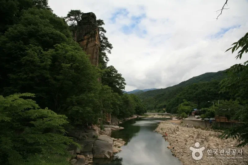 丹陽 舎人岩（단양 사인암）