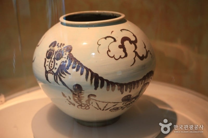 聞慶陶磁器展示館（聞慶陶磁器博物館）（문경도자기전시관