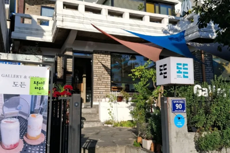 ドドゥンアートハウス (Gallery Cafe)